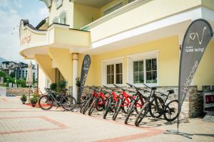 eine Reihe von Fahrrädern, die außerhalb eines Gebäudes geparkt sind in der Unterkunft Hotel Ischgl in Ischgl