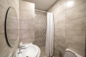 bagno con lavandino, specchio e servizi igienici di Zarinok House a Skole