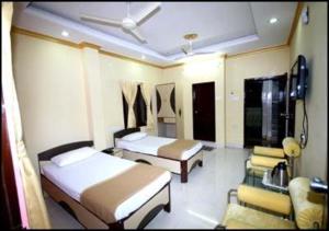 Hotel Eashwar Residency By WB Inn في حيدر أباد: غرفة مستشفى بسريرين واريكة