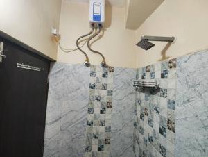 un baño con ducha con ducha en Stylish 2BHK Service Apartment Near Golpark, en Calcuta 21 fotos más