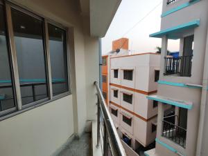 - Balcón de un edificio con 2 ventanas en Stylish 2BHK Service Apartment Near Golpark, en Calcuta