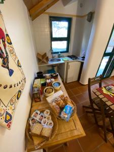 - une cuisine avec une table et de la nourriture dans l'établissement Dependance Castel del Monte, à Castel del Monte