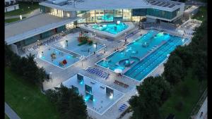 une vue de tête sur deux piscines dans un bâtiment dans l'établissement Kawalerka przy termach, à Poddębice