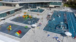 an overhead view of a swimming pool with people in it at Kawalerka przy termach in Poddębice