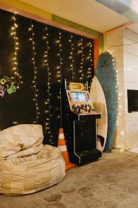 a room with a surfboard on a wall with a machine at Pousada Sol & Mar in Guaratuba
