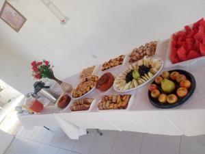 a table filled with different types of snacks and fruit at POUSADA ESTRELA DA MANHÃ in Barreirinhas
