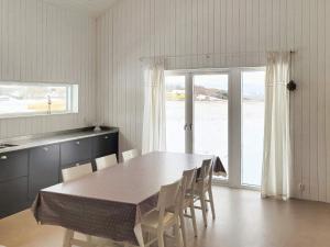 ein Esszimmer mit einem Tisch, Stühlen und einem Fenster in der Unterkunft Holiday home ELLÖS IX in Ellös