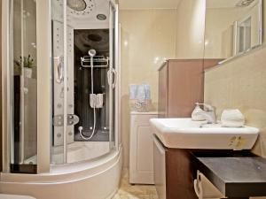 a bathroom with a shower and a sink at Apartament Kameralny V in Gdańsk