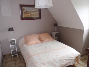 una camera con un letto con due cuscini sopra di 20 Résidence de Kerlosquen a Fouesnant