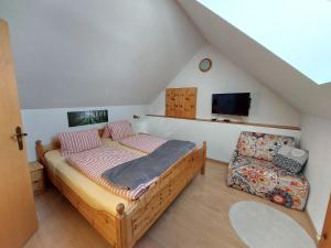ein kleines Schlafzimmer mit einem Bett und einem Stuhl in der Unterkunft Moser Jaggeihof in Mariapfarr