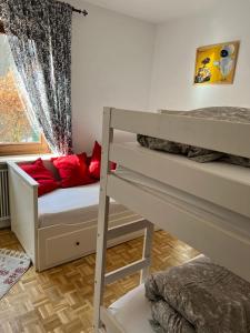 um quarto com 2 beliches e uma janela em Haus JoLoMo em Mallnitz