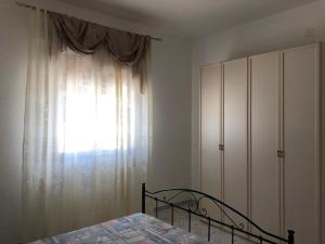 - une chambre avec un lit et une fenêtre dans l'établissement Villetta Carmelo, à San Pietro in Bevagna