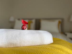 Giường trong phòng chung tại Nature in the City lower storey Bestern