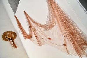 a close up of a net with a key at Camera vista mare Holidayz in Gallipoli