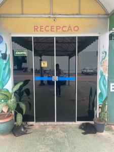 una persona parada en la entrada de un garaje en Engenheiros Hotel - Porto Velho en Porto Velho