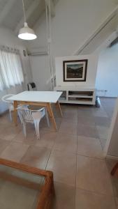 uma sala de estar com uma mesa e uma televisão na parede em LOFT GB em Córdoba