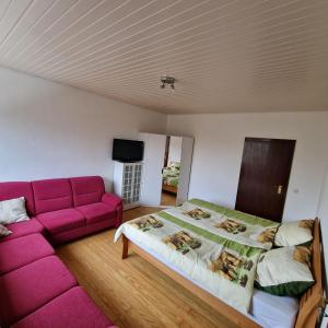 埃森的住宿－Zuhause im Grünen，客厅配有紫色沙发和床。