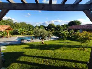 vistas al patio desde la casa en Charmant T2 avec piscine entre mer et montagne en Ibarron