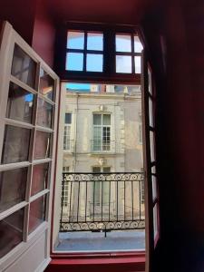an open window with a view of a building at Le Pillow Rit in Nantes