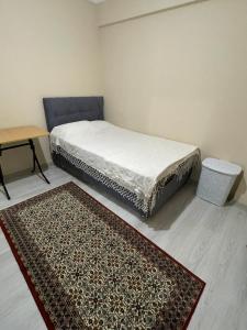 1 dormitorio con cama, alfombra y mesa en Private Room in Istanbul #76 en Estambul