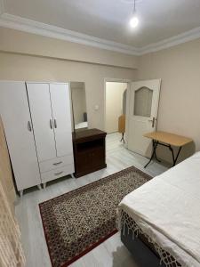1 dormitorio con 1 cama, vestidor y escritorio en Private Room in Istanbul #76 en Estambul
