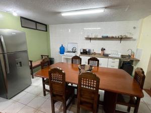 cocina con mesa de madera y nevera en Comfort City Apartment 2 bedroom 2 bathroom, en Baños