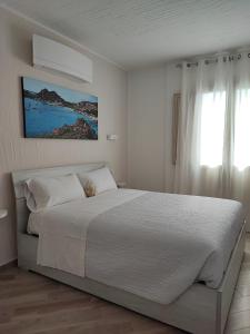 Un dormitorio con una cama grande y una ventana en Antica Isola, en Olbia