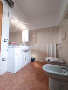 bagno con lavandino e servizi igienici di 1000MigliaHouse a Brescia