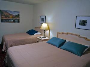 une chambre d'hôtel avec deux lits et une lampe dans l'établissement Sugar Loaf Lodge, à Sedona