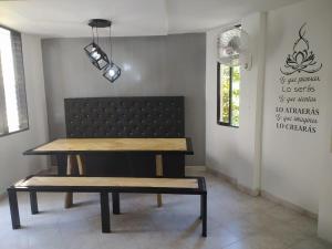 a dining table and bench in a room at Hermoso apto a una cuadra de la playa rodadero in Gaira