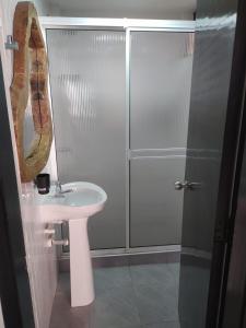 a bathroom with a sink and a shower with a mirror at Hermoso apto a una cuadra de la playa rodadero in Gaira