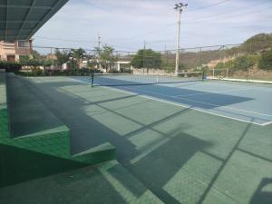 Instalaciones para jugar a tenis o squash en Departamento amueblado moderno o alrededores
