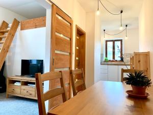 TV a/nebo společenská místnost v ubytování Apartmány Horní Blatná