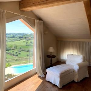 チヴィタノーヴァ・マルケにあるNontiscordardimé B&B Villa Agriturismoのベッドルーム1室(ベッド1台、大きな窓付)