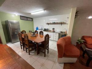 cocina con mesa, sillas y nevera en Comfort City Apartment 2 bedroom 2 bathroom, en Baños