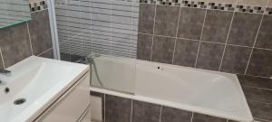 Kúpeľňa v ubytovaní Fabuleux t3 refait à neuf avec cour intérieure