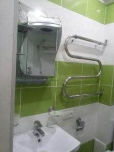 y baño con lavabo y espejo. en Апартаменты Анжелика на Богоявленском проспекте en Mykolaiv