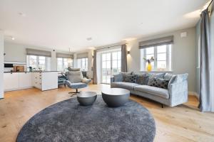 ein Wohnzimmer mit Sofa und Tisch in der Unterkunft Haus Süderjen in Westerland