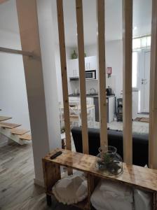 ein Wohnzimmer mit einem Tisch und einer Küche in der Unterkunft 7 Trevos Houses B in Santiago do Cacém