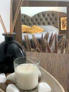 魯塞的住宿－Asitad DeLuxe Apartments，一张蜡烛和一个花瓶坐在桌子上