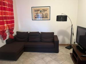 a living room with a couch and a television at La Casa del Ciarlatano in Cerreto di Spoleto