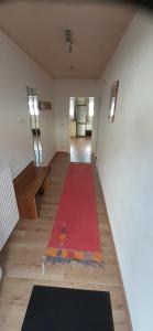 un pasillo con una alfombra roja en el suelo en FEWO 1a, en Waltenhausen