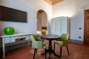 A television and/or entertainment centre at Hotel Villa Maya