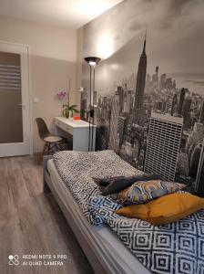 ein Schlafzimmer mit einem Wandbild der Skyline der Stadt in der Unterkunft Baross apartman in Kaposvár