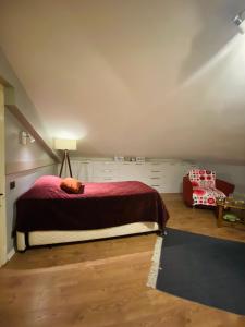 - une chambre avec un lit et une couverture rouge dans l'établissement Private Room in Istanbul #79, à Istanbul