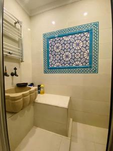 bagno con lavandino e finestra di Private Room in Istanbul #79 a Istanbul