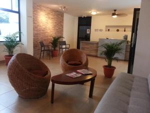 - un salon avec deux chaises et une table dans l'établissement Buenavista Place Hotel, à Bahía de Caráquez