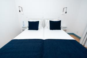 Uma cama ou camas num quarto em Des Arts