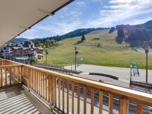 a balcony with a view of a mountain at Appartement Courchevel 1550, 3 pièces, 6 personnes - FR-1-562-4 in Courchevel