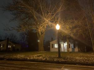 una luz de la calle frente a una casa por la noche en Cottage11 of Avalon: 2 Bedroom, Laundry, RV parking. Quiet, en Lansing